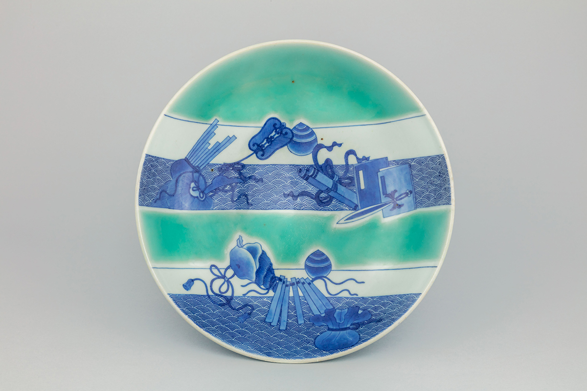 《青磁染付 青海波宝尽くし文皿》画像