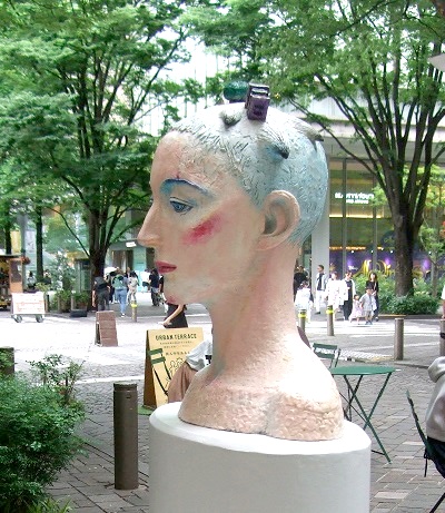 舟越桂《私は街を飛ぶ》(2022)、ブロンズ・着彩