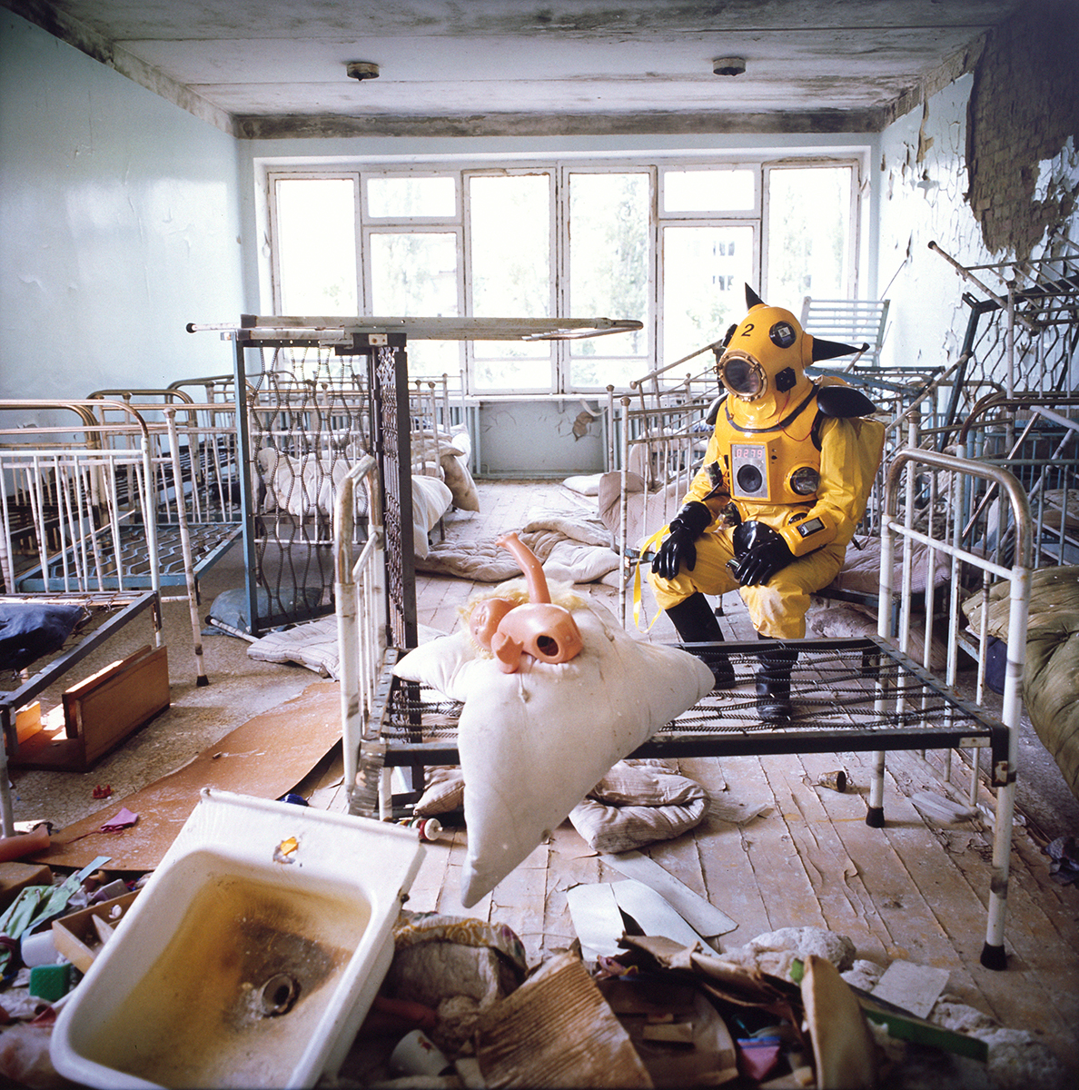 ヤノベケンジ《アトムスーツ・プロジェクト:保育園1・チェルノブイリ》画像