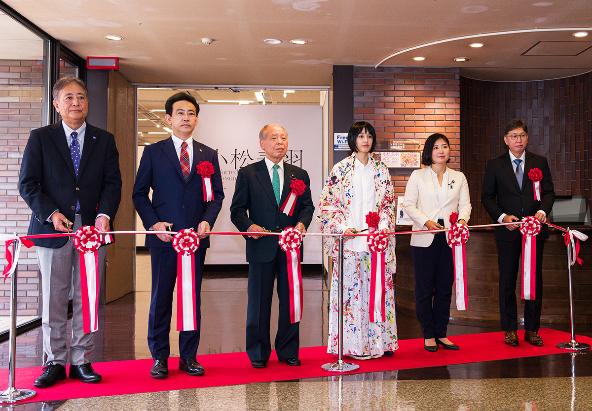 『小松美羽 祈り 宿る』テープカットの模様